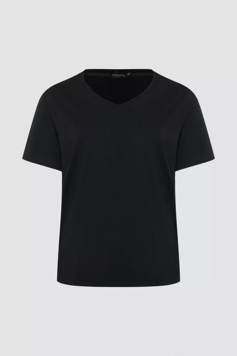 Черная футболка relaxed fit с треугольным вырезом и отделкой рибана купить на женщину с крупной фигурой и большой грудью Черная футболка relaxed fit с треугольным вырезом и отделкой рибана на плюс сайз фигуру