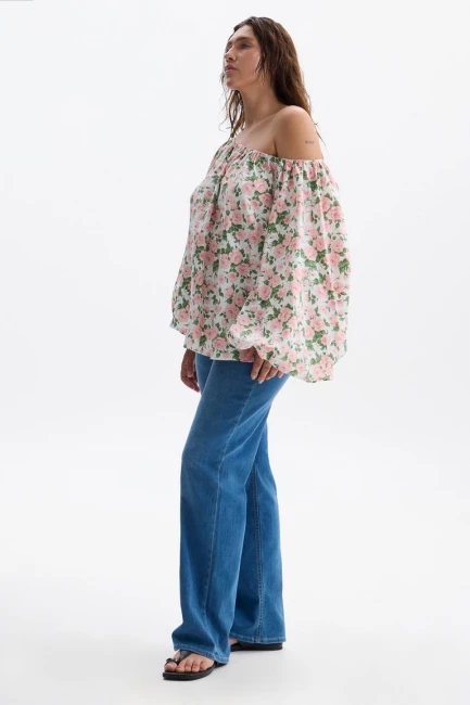 Блузка из хлопка со спущенным плечом – фото – Plus Size 50–64 – Моно-Стиль