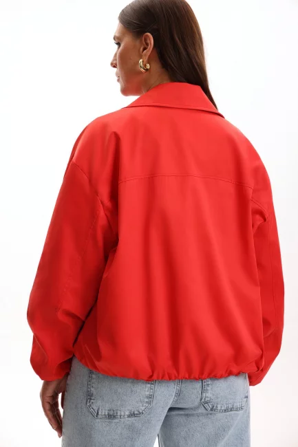 Бомбер красного цвета