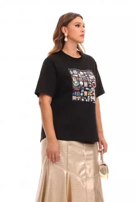 Черная футболка с принтом и рибаной