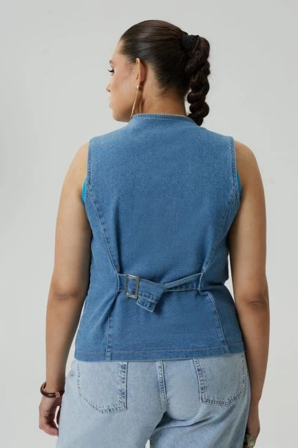 Жилет джинсовый с роговыми пуговицами на фигуру большого размера заказать с доставкой
