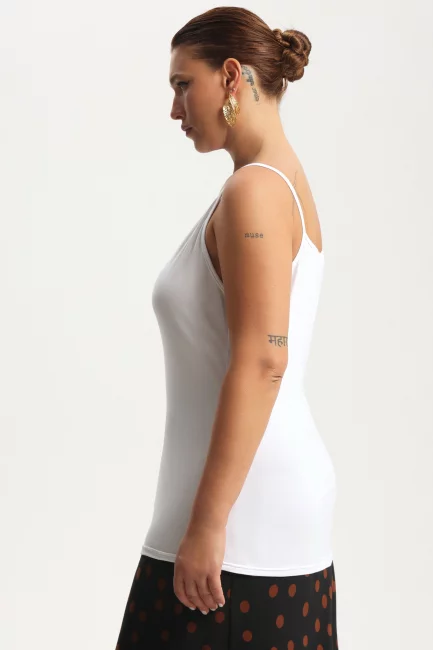 Топ из трикотажа на тонких лямках