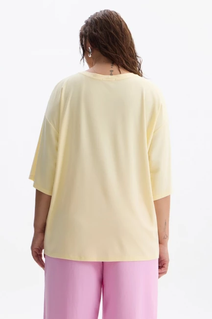 Футболка оверсайз из желтого трикотажа – фото – Plus Size 50–64 – Моно-Стиль