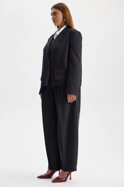 Брюки бананы черного цвета – фото – Plus Size 50–64 – Моно-Стиль
