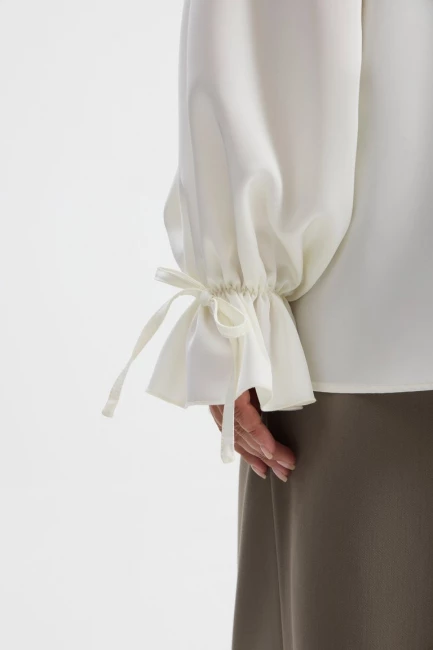 Блузка из поливискозы с присборенной манжетой – фото – Plus Size 50–64 – Моно-Стиль