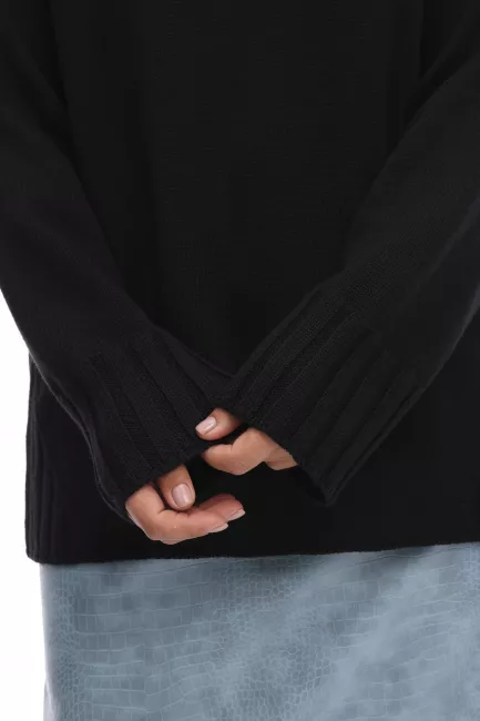 Джемпер с асимметричным воротом черного цвета