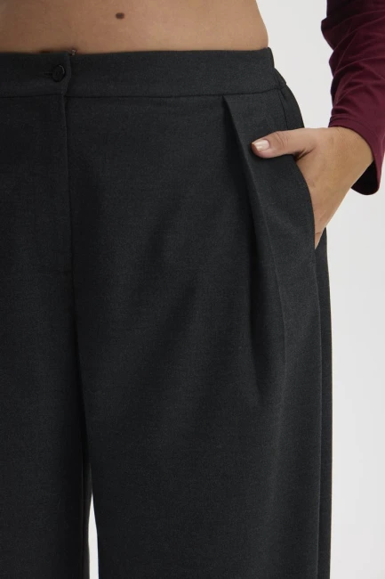 Брюки бананы костюмные со складками – фото – Plus Size 50–64 – Моно-Стиль