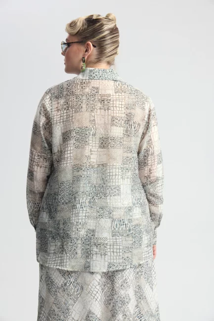 Блузка из поливискозы с серым принтом