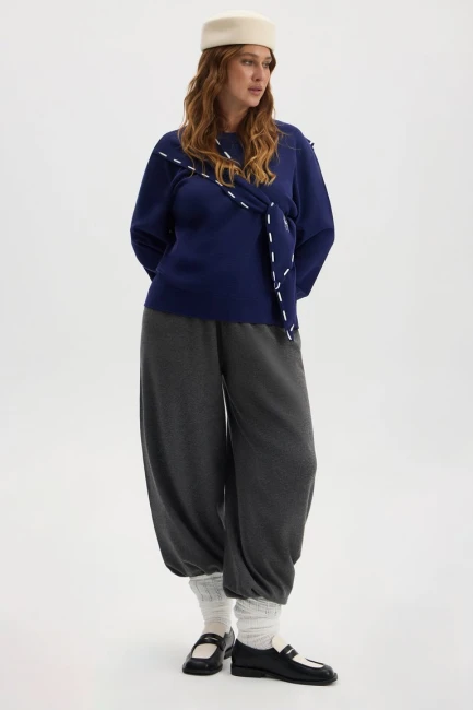 Джемпер с акцентной деталью и логотипом – фото – Plus Size 50–64 – Моно-Стиль
