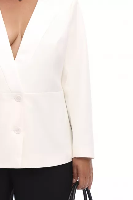 Белый приталенный смокинг с атласными лацканами