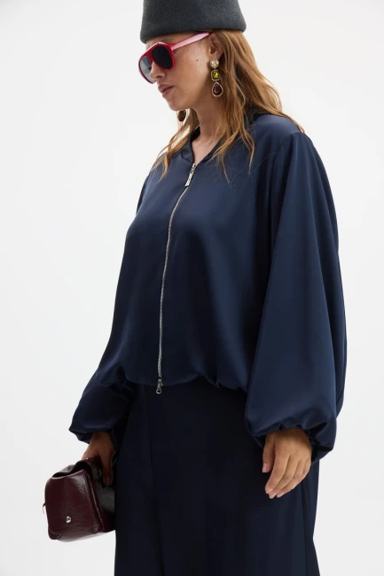 Темно-синий бомбер из сатина – фото – Plus Size 50–64 – Моно-Стиль