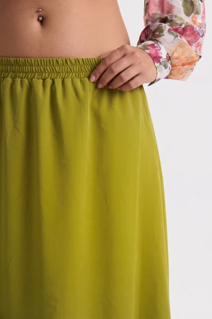 Юбка слип оливкового цвета – фото – Plus Size 50–64 – Моно-Стиль