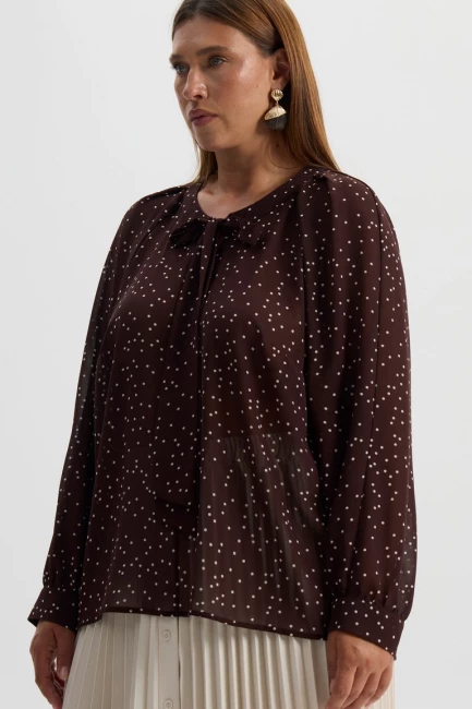 Блузка из шелка с бантом лавальер – фото – Plus Size 50–64 – Моно-Стиль