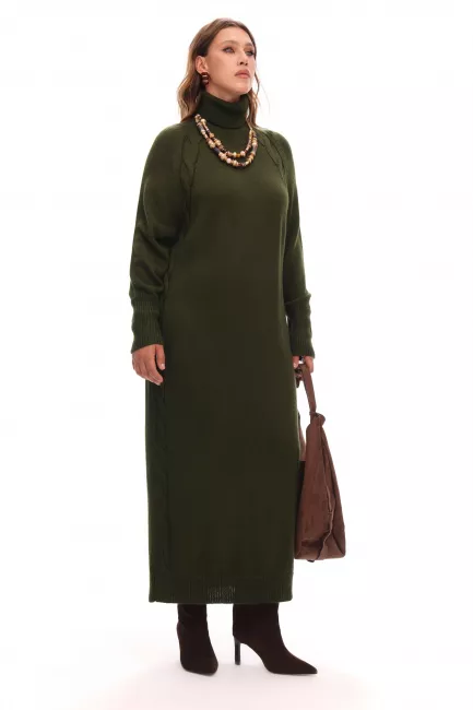 Платье гольф с вязкой коса и разрезом