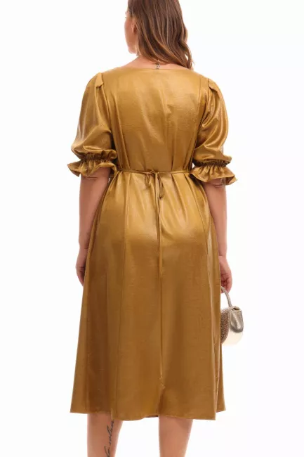 Платье с боковым разрезом и эффектом лаке