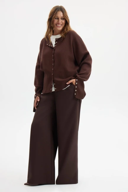 Кардиган на кнопках с акцентным рукавом – фото – Plus Size 50–64 – Моно-Стиль