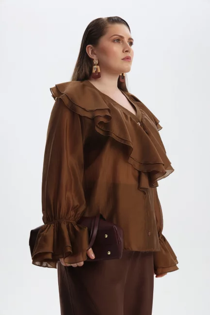 Блузка на пуговицах с воланом