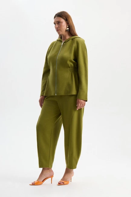 Худи и брюки баллоны зеленого цвета – фото – Plus Size 50–64 – Моно-Стиль