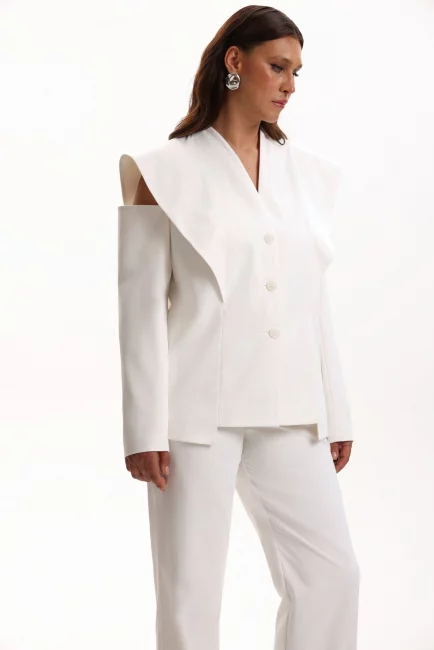 Жакет с открытым плечом в маскулином стиле