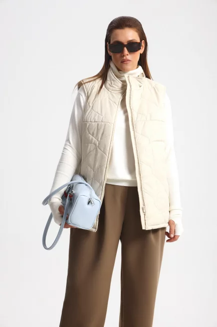 Жилет стеганый с контрастной подкладкой