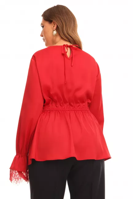 Красная блузка из поливискозы на завязках