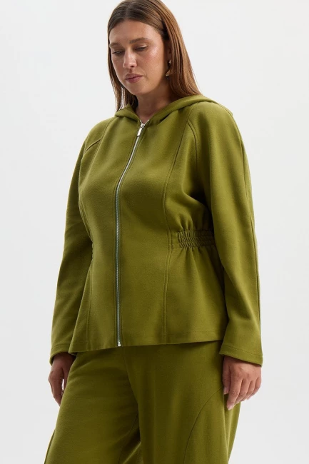 Худи и брюки баллоны зеленого цвета – фото – Plus Size 50–64 – Моно-Стиль