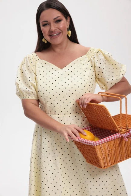 Платье со спущенным плечом и принтом горох – фото – Plus Size 50–64 – Моно-Стиль