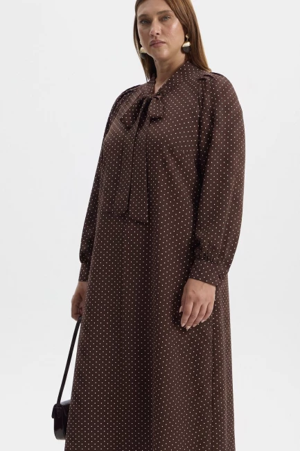 Платье с бантом лавальер и принтом горох – фото – Plus Size 50–64 – Моно-Стиль
