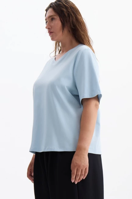 Футболка голубого цвета с принтом – фото – Plus Size 50–64 – Моно-Стиль