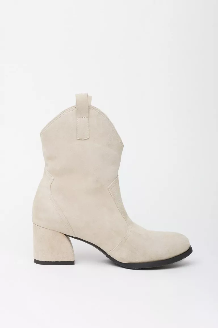 Короткие замшевые казаки с увеличенной полнотой большого размера на лето 
 Короткие замшевые казаки с увеличенной полнотой наи весну лето большой размер