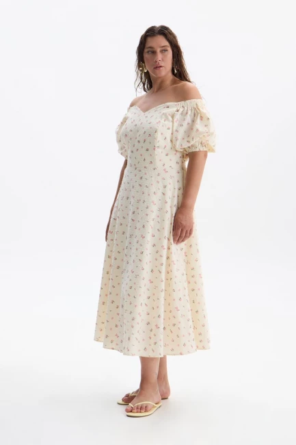 Платье со спущенным плечом из хлопка и розовым принтом – фото – Plus Size 50–64 – Моно-Стиль