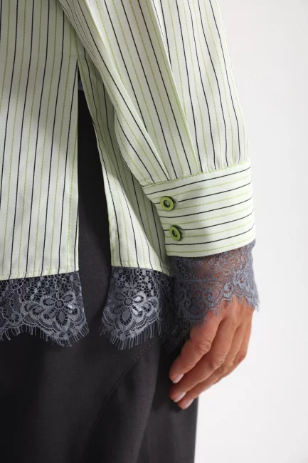 Блузка с кружевом и принтом райе