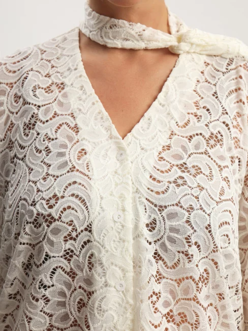 Блузка с бантом лавальер из кружева