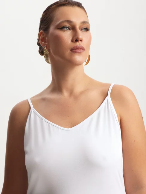 Топ из трикотажа на тонких лямках