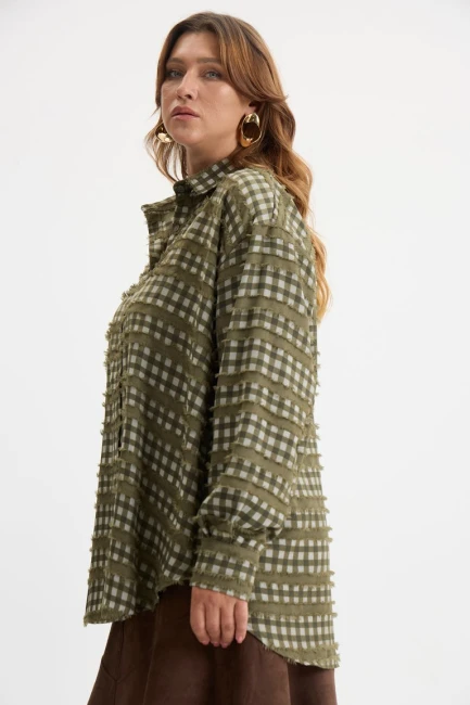 Рубашка оверсайз с деконструкцией и клеткой – фото – Plus Size 50–64 – Моно-Стиль