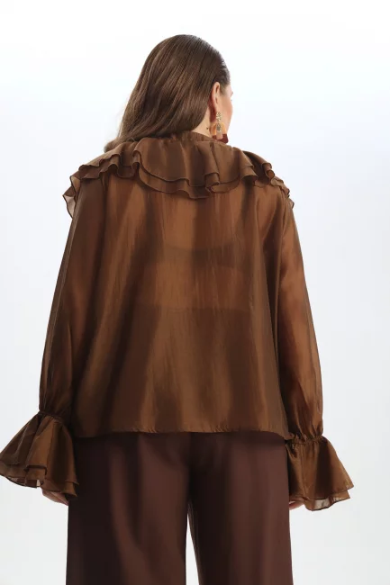 Блузка на пуговицах с воланом