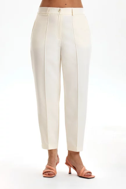 Брюки укороченной длины молочного цвета