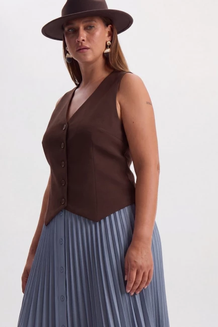 Жилет с воротником халтер – фото – Plus Size 50–64 – Моно-Стиль