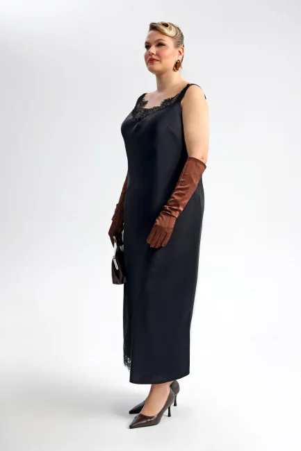 Платье в бельевом стиле с кружевной вставкой