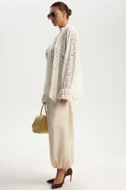 Блузка с бантом лавальер из кружева