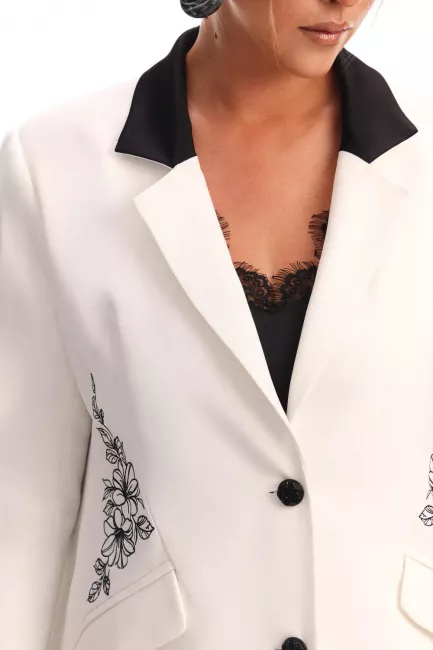 Жакет с вышивкой приталенного силуэта