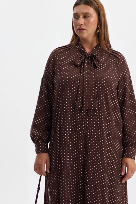 Платье с бантом лавальер и принтом горох – фото – Plus Size 50–64 – Моно-Стиль