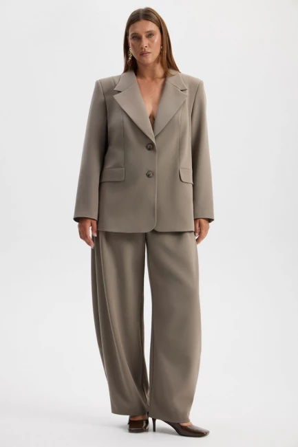 Брюки бананы со складкой – фото – Plus Size 50–64 – Моно-Стиль