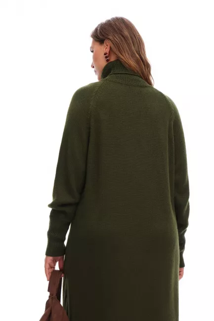 Платье гольф с вязкой коса и разрезом