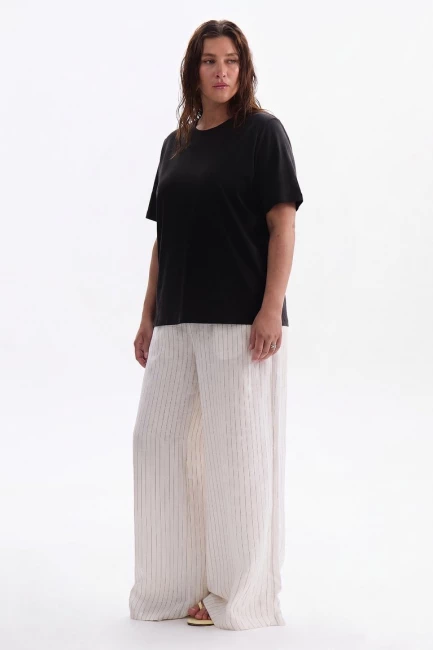 Футболка классическая черного цвета – фото – Plus Size 50–64 – Моно-Стиль