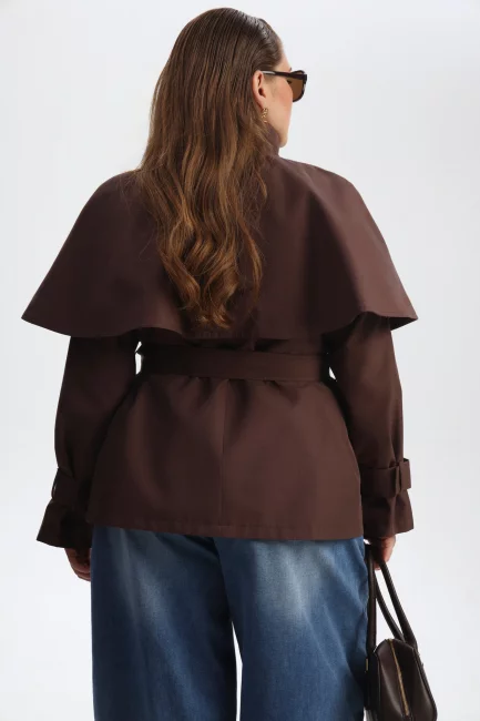 Укороченный тренч в стиле хевлок с пелериной