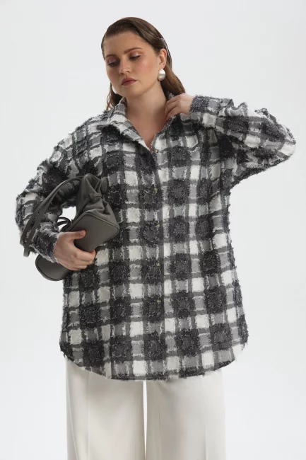 Рубашка с черной клеткой и деконструкцией