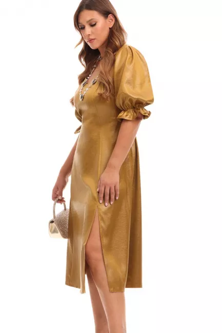 Прямое платье с боковым разрезом и эффектом лаке