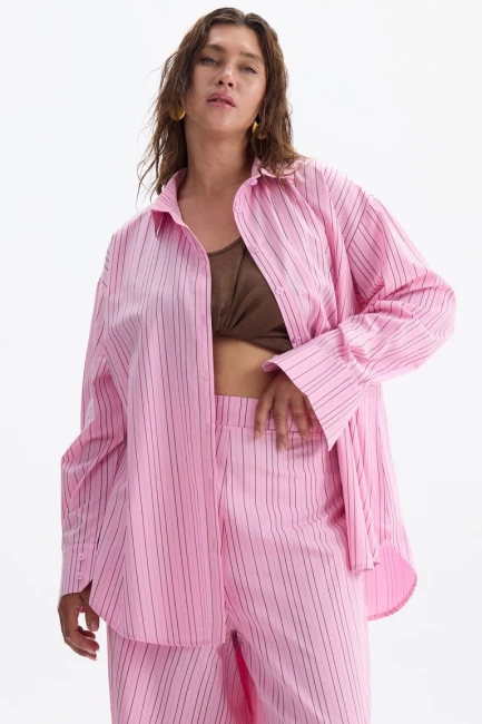 Рубашка оверсайз из хлопка с принтом райе – фото – Plus Size 50–64 – Моно-Стиль