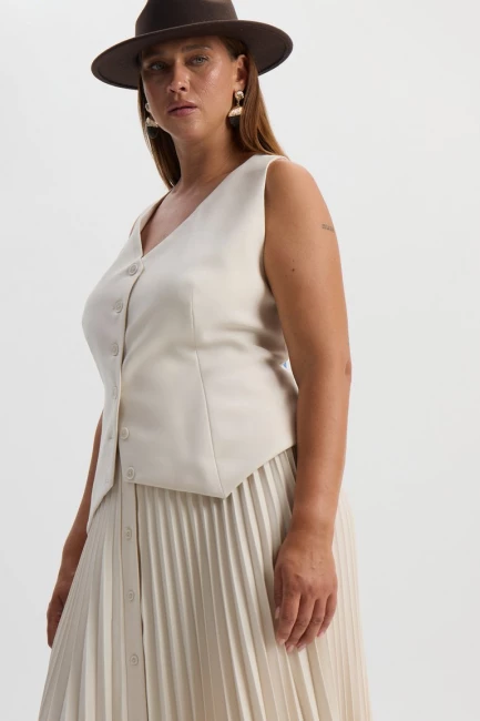 Жилет из поливискозы с воротником халтер – фото – Plus Size 50–64 – Моно-Стиль